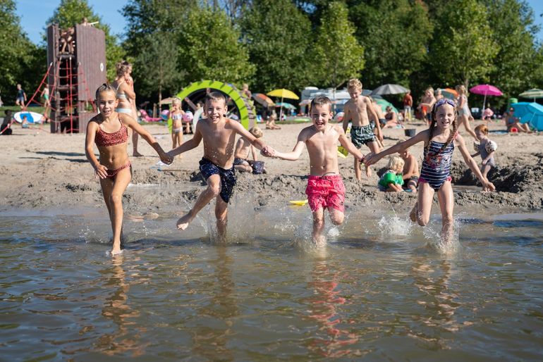 Kinderen nemen een duik op een warme zomerdag