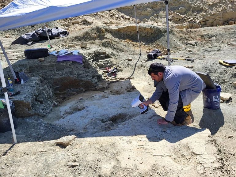 Panos Skandalos scant de voetafdrukken van een dinosaurs met een 3D-scanner