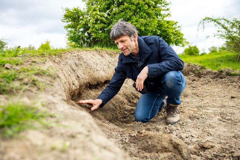 Jeroen vertelt over natuurlijke processen in de Ooijpolder, over het belang van sociale kuddes en het ontstaan van stierenkuilen