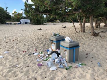 Overvolle vuilnisbakken op het strand, Sint Maarten