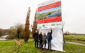 Provincie Utrecht Bestuurders van samenwerkende partijen onthullen bouwbord aan de rand van nieuw te ontwikkelen natuurgebied Marickenland. Personen op de foto: (v.l.n.r.): Cees van Uden, Mirjam Sterk, Jelka Both en Arjan van Rijn.