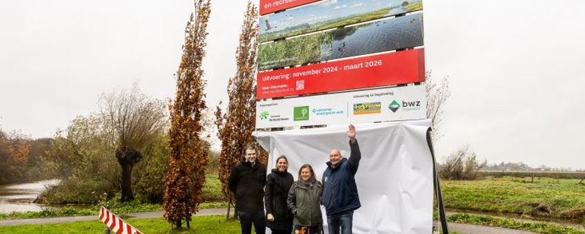 Bestuurders van samenwerkende partijen onthullen bouwbord aan de rand van nieuw te ontwikkelen natuurgebied Marickenland.  Personen op de foto: (v.l.n.r.): Cees van Uden, Mirjam Sterk, Jelka Both en Arjan van Rijn.