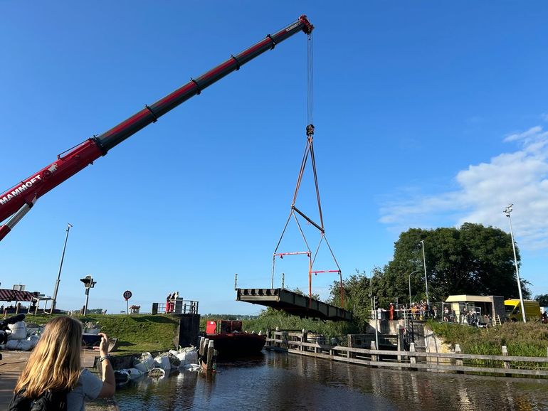 Uithijsen van de brug bij Wierumerschouw