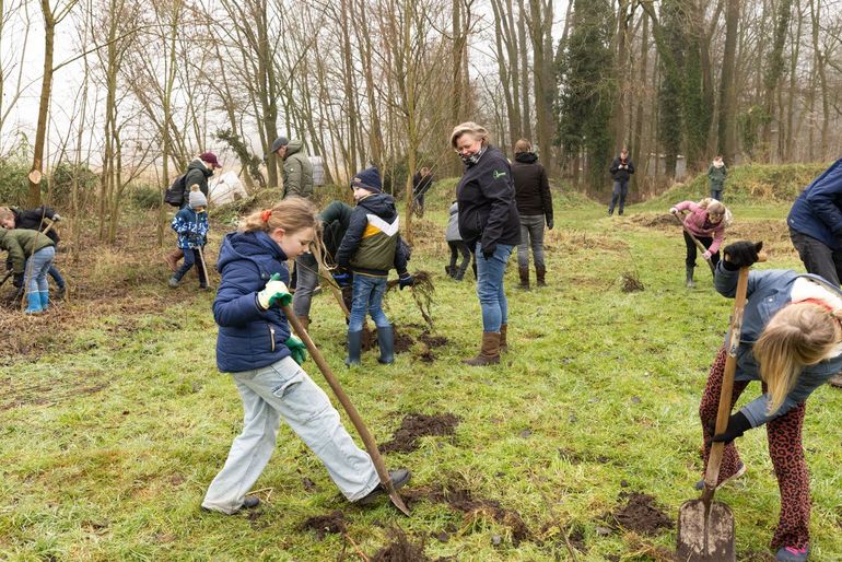 Ook ouders en tieners hielpen mee om de bomen te planten.