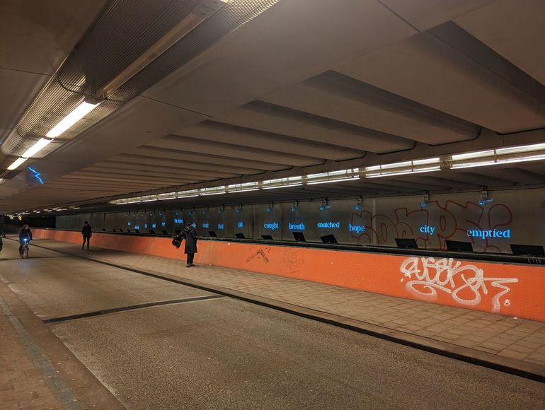 Poëzie in de Van Sijpesteijntunnel bij station Utrecht Centraal. Hoe harder je fietst of loopt, hoe helderder de woorden verschijnen 