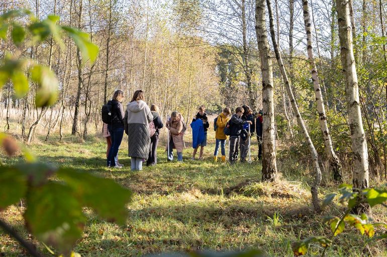 Vrijwilligers, ouders en verzorgers dragen allemaal bij aan het succes en het plezier van de veldlessen