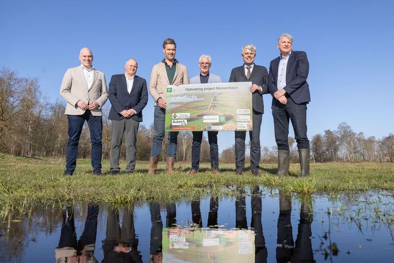 Van links naar rechts: wethouder John Bankers &ndash; gemeente Asten, gedeputeerde Marc Oudenhoven &ndash; provincie Noord-Brabant, Freek Rebel &ndash; hoofd Staatsbosbeheer Noord-Brabant, bestuurder Chrit Wolfhagen &ndash; waterschap Limburg, gedeputeerde L&eacute;on Faassen &ndash; provincie Limburg en bestuurder Ernest de Groot &ndash; waterschap Aa en Maas