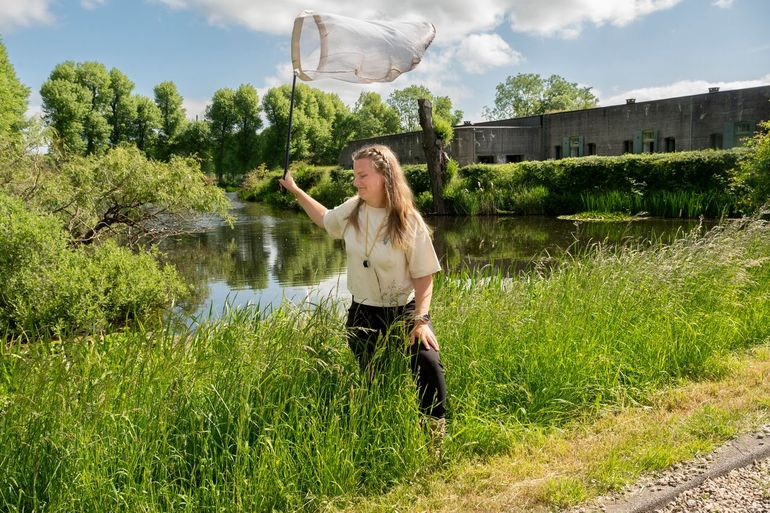 Willemijn van Hees, ecoloog bij het Landschap Erfgoed Utrecht, bij Fort Nigtevecht
