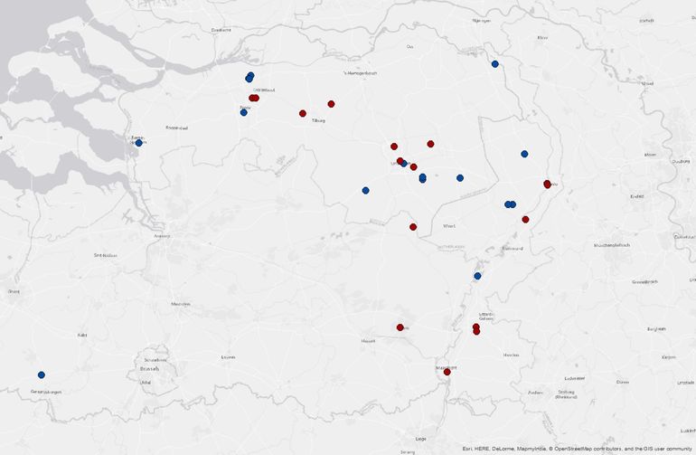 Meldingen van aantasting door de walnootboorvlieg: rode stippen uit 2017, blauwe uit voorgaande jaren