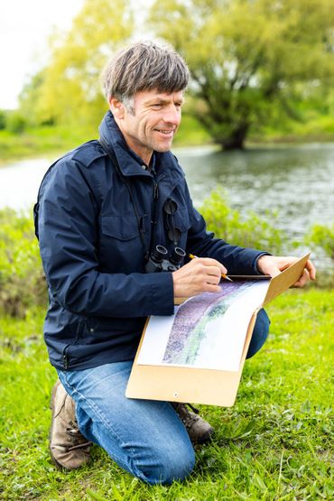 Jeroen Helmer combineert zijn enorme veldkennis, oog voor detail en zijn visionaire blik op de mogelijkheden voor wilde natuur in zijn tekeningen. 