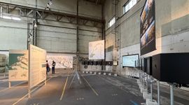 Tijdens de Internationale Architectuur Biënnale Rotterdam maakt de tentoonstelling Systems of Support het concept Meegroeien met zeespiegelstijging zichtbaar met kaarten, artistieke kijkdozen en film.