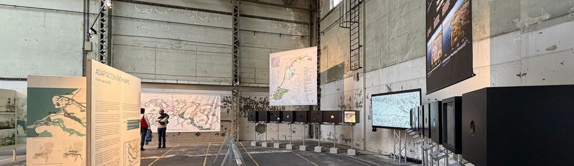 Tijdens de Internationale Architectuur Biënnale Rotterdam maakt de tentoonstelling Systems of Support het concept Meegroeien met zeespiegelstijging zichtbaar met kaarten, artistieke kijkdozen en film.