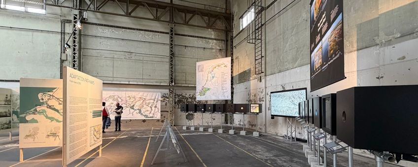 Tijdens de Internationale Architectuur Biënnale Rotterdam maakt de tentoonstelling Systems of Support het concept Meegroeien met zeespiegelstijging zichtbaar met kaarten, artistieke kijkdozen en film.