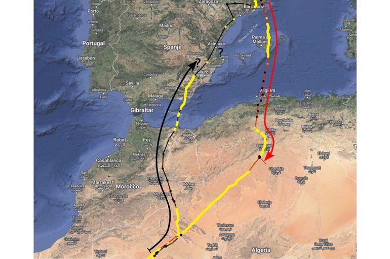 Passage van de Middellandse Zee door boomvalk Lex tijdens de najaarstrek (28 en 29 september 2023, rode lijn) en de voorjaarstrek (26 en 27 april 2024, zwarte lijn). Gele punten: overdag, zwarte punten: ‘s nachts