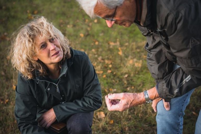 Paddenstoelenexpert Bert Tolsma en Renate Siekman, adviseur Groen en Ecologie van gemeente Zeist