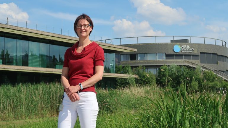 Nieuwe lector Jetske de Boer werkt nu bij twee buurinstellingen in Wageningen: het NIOO-KNAW (links) en Aeres Hogeschool. Beide gebouwen liggen in het groen aan de rand van de campus, tegenover de universiteit.