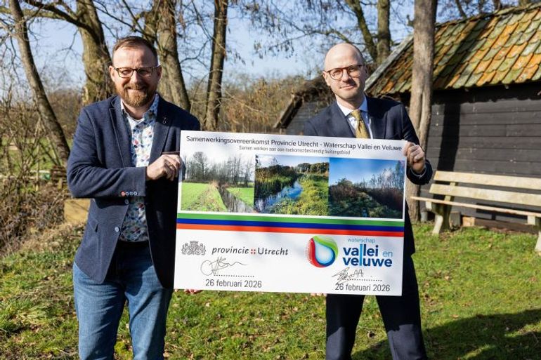 Ondertekening van de samenwerkingsovereenkomst in Oost-Utrecht. Erik den Hertog, Heemraad van Waterschap Vallei en Veluwe (links) en gedeputeerde Has Bakker, provincie Utrecht (rechts)