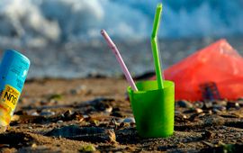 Plastic op het strand