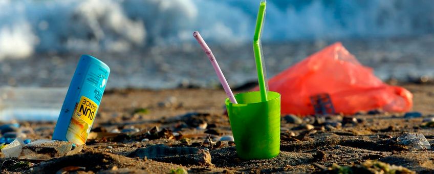 Plastic op het strand
