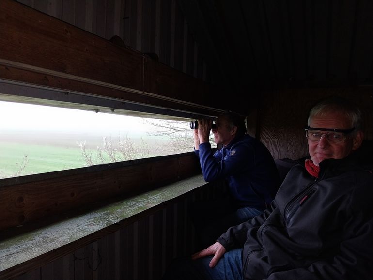 Gerrit Jan Hemmink (links) en Johan Andela (rechts) in hun vogeluitkijkpost
