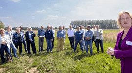 Betrokken bestuurders en beleidsmedewerkers tijdens de rondleiding bij Vaderland in Nuenen. Op de voorgrond gedeputeerde Hagar Roijackers (Natuur, Milieu en Aanpak Landelijk gebied).