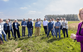 Betrokken bestuurders en beleidsmedewerkers tijdens de rondleiding bij Vaderland in Nuenen. Op de voorgrond gedeputeerde Hagar Roijackers (Natuur, Milieu en Aanpak Landelijk gebied).