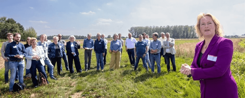 Betrokken bestuurders en beleidsmedewerkers tijdens de rondleiding bij Vaderland in Nuenen. Op de voorgrond gedeputeerde Hagar Roijackers (Natuur, Milieu en Aanpak Landelijk gebied).