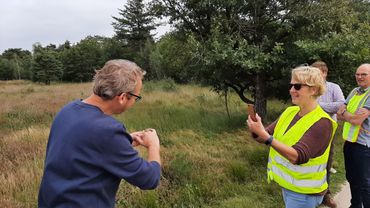 Workshopleider Jeroen van Delft (RAVON) toont de workshopdeelnemers een amfibie in de berm