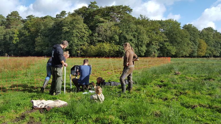 Vrijwilligers helpen bij het nemen van preventieve wolfwerende maatregelen