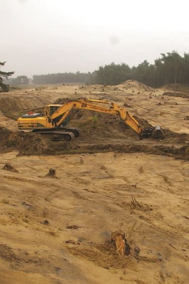 Door het opengraven worden weer actieve stuifzandgebieden gecreëerd