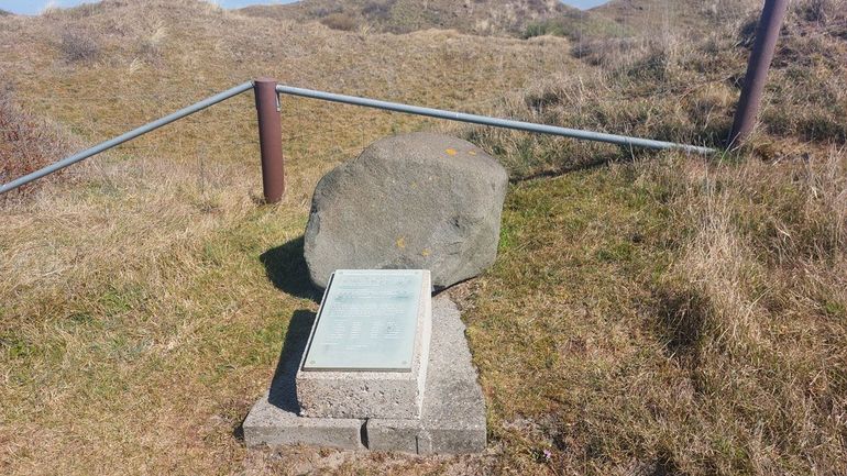 Het monument bij Cocksdorp vlakbij het grasland waarop het Britse vliegtuig neerstortte
