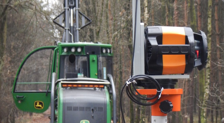 Uitzetten van dunningspaden in het bos met geavanceerde apparatuur