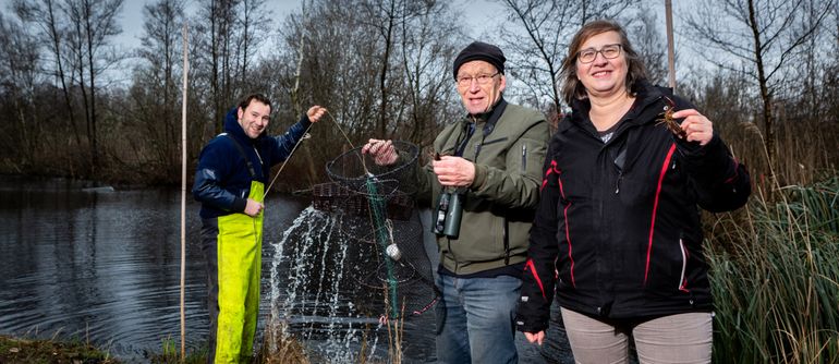 Van links naar rechts: Yannick Jansen (onderzoeksbureau ATKB), Hans Kampf (natuurbeheerder Gravingen) en Winnie Rip (Waternet) bij Distelvinkplas