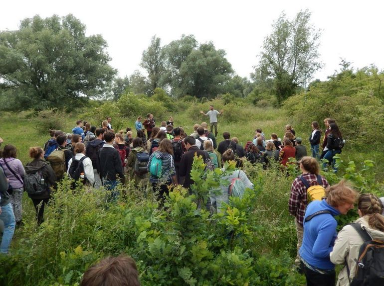 Thijmen van Heerde, boswachter bij Staatsbosbeheer, heet de trainees welkom in 'zijn achtertuin', de Gelderse Poort