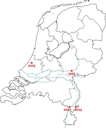 Vindplaatsen van de stadsmaskerbij in Nederland, met aanduiding van de jaartallen van de vondsten