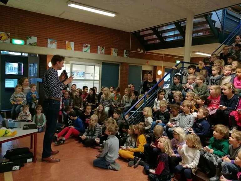 Arnold van Vliet leidt de vogelquiz. Alle kinderen beantwoorden de vragen op het scherm via hun stemkastje