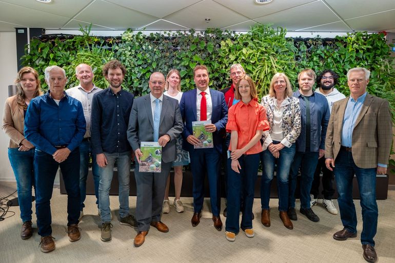 Presentatie en overhandiging van het actieplan aan de Flevolandse gedeputeerden Harold Hofstra (natuur) en Jan Klopman (landbouw)