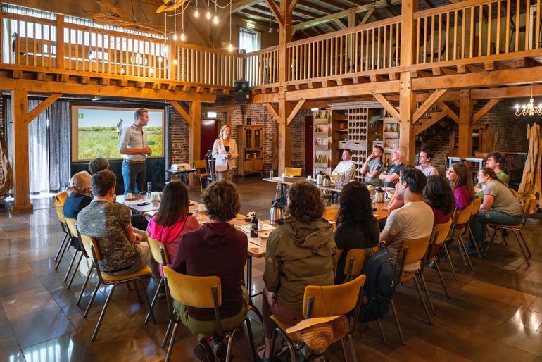 Nederlandse organisaties praten de Zwitserse bezoekers bij over hun rol, samenwerking en uitdagingen in het natuurbeheer
