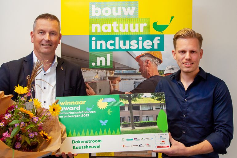 Marco Matheeuwsen van Casade (L) en Sicco Jansen van Unitura (R) namen de Natuurinclusief Bouwen en Ontwerpen Award voor Dakenstroom in ontvangst