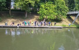 NIOO-KNAW Burgeronderzoekers krijgen een training aan de waterkant