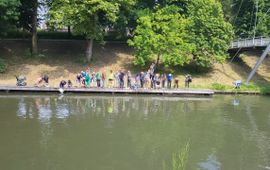 Burgeronderzoekers krijgen een training aan de waterkant