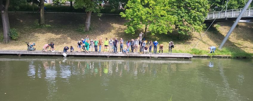 Burgeronderzoekers krijgen een training aan de waterkant