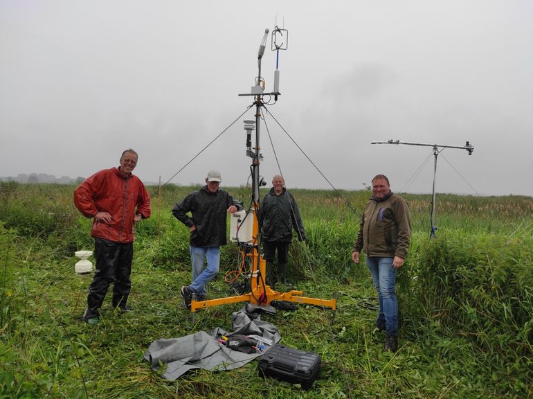 Wageningse onderzoekers in het veld samen met vrijwilligers van Natuurmonumenten