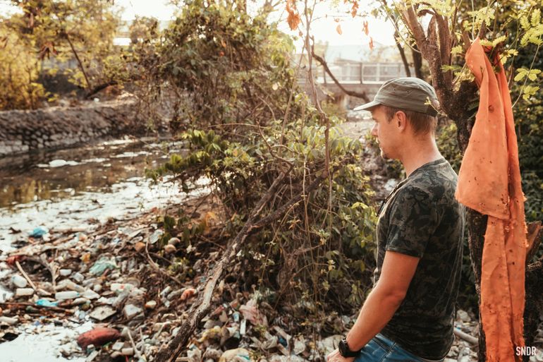 Armin van Buuren tussen plastic afval op Bali