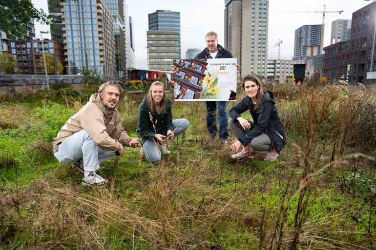 Uitreiking van de titel Bodemdierenstad 2022 aan de stadsecologen van Utrecht bij het Westplein. V.l.n.r. Bart Monshouwer, Pascalle Dekker, Gerard Korthals (organisator Bodemdierendagen) en Anne Nijs