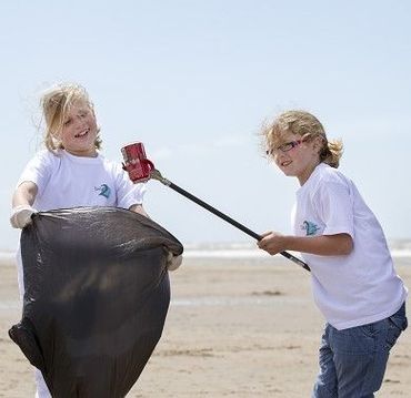 Afval rapen op het strand