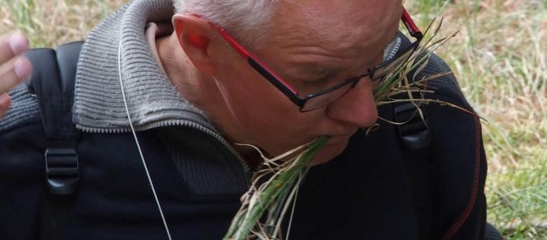 Soms moet een florist de handen vrij hebben om de flora te kunnen raadplegen