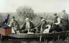 Thijsse en prins Hendrik in boot op excursie met het kunstwerk De Spreeuw van de Heimans en Thijsse Prijs