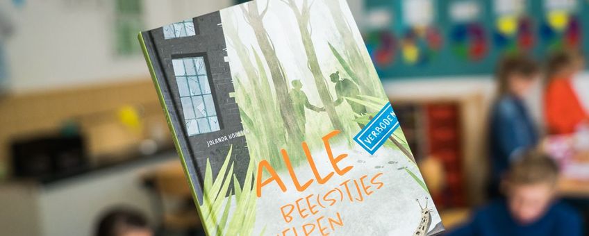 Omslag van het boek Alle Bee(s)tjes helpen