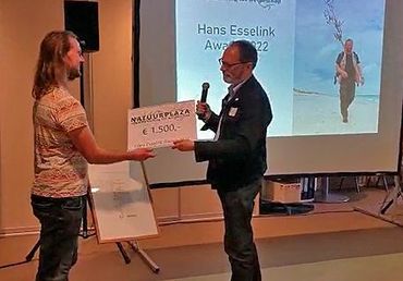 Rino Jans overhandigt Hans Esselink Award aan Niels Eimers